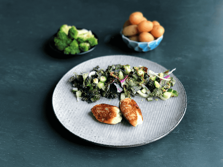 Fiskbiffar med broccoli, potatis och fänkålssallad med rostade sesamfrön.