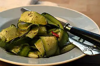 Gurk- och zucchinisallad med chili