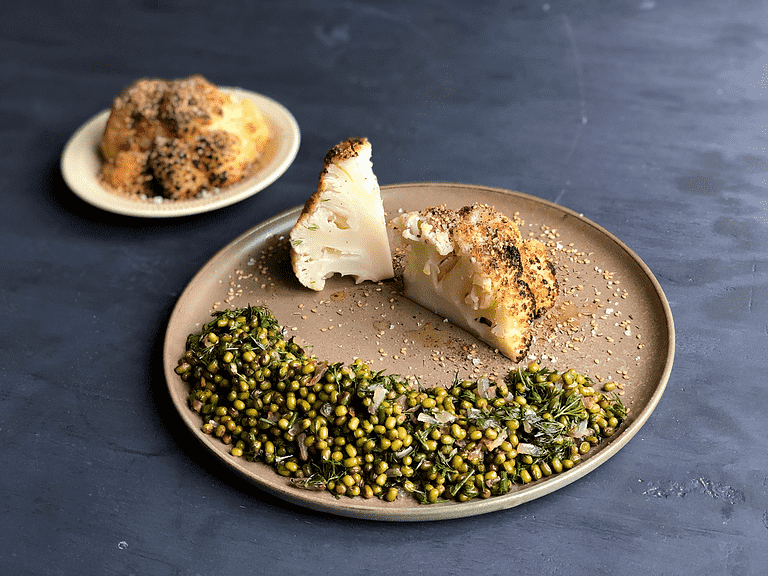 Helstekt blomkål med za'atar-krydda och mungbönssallad