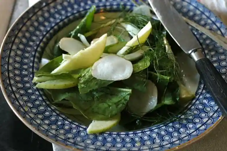 Jordärtskocksallad med fänkål, spenat och äpplen
