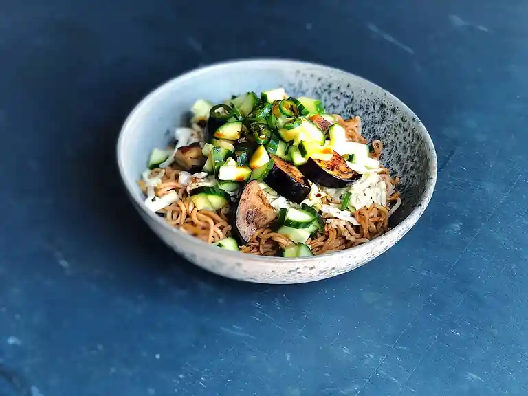 Nudlar med tamaridressing, spetskål, aubergine och lime
