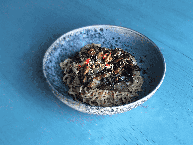 Nudlar med stekt svamp, kinesisk gräslök och tamari