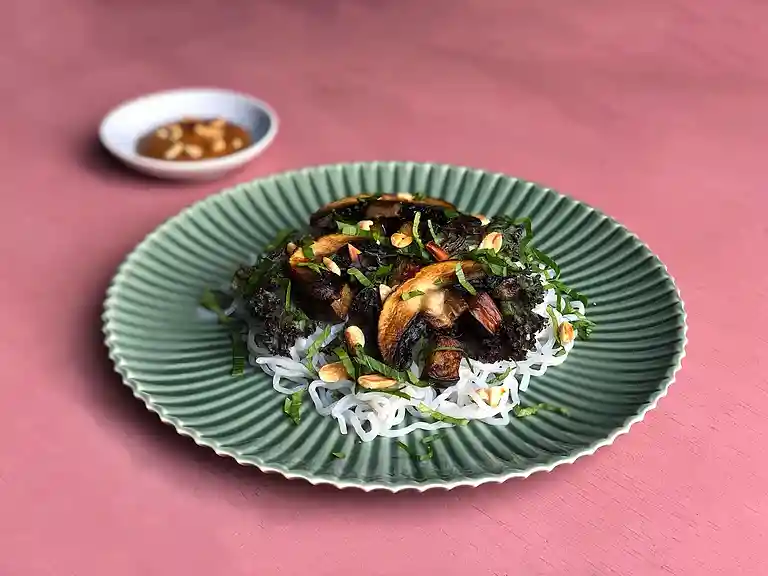 Nudlar med svamp, aubergine och grönkål med jordnötssås