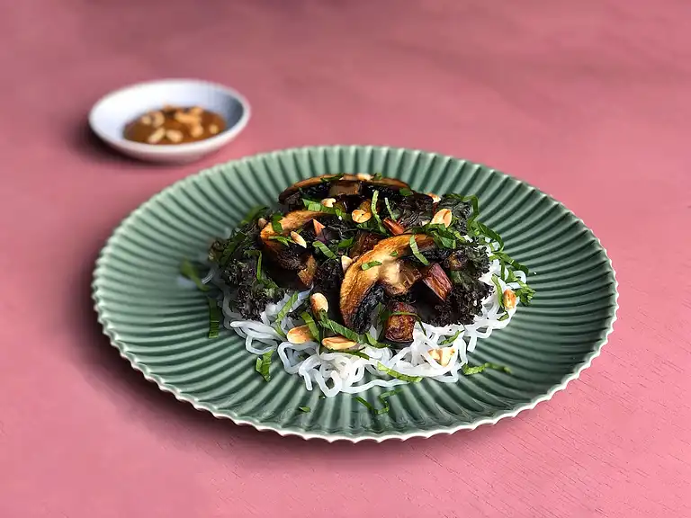 Nudlar med svamp, aubergine och grönkål med jordnötssås