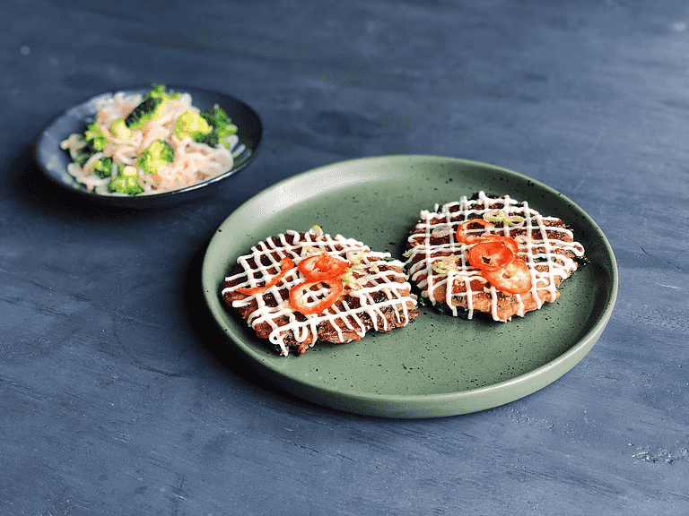 Okonomiyaki med svartkål, hoisindressing och nudelsallad
