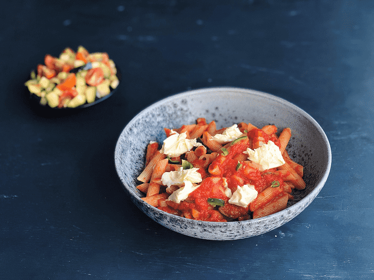 Pasta med het tomatsås och mozzarella