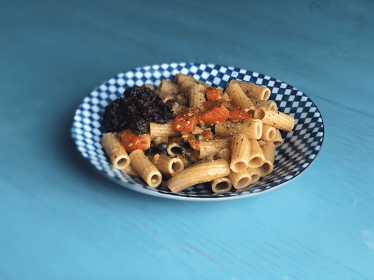 Pasta puttanesca med oliver, kapris och tomat