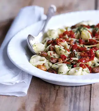 Pastasallad med stekt paprika