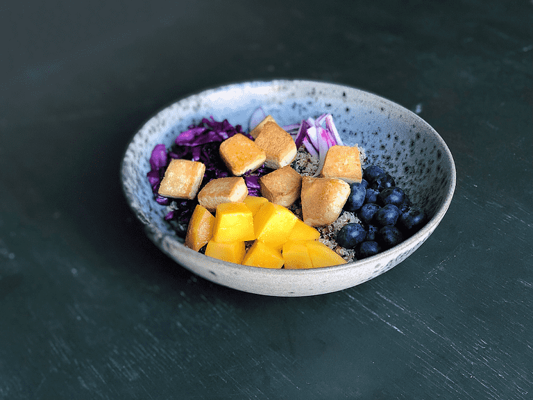 Quinoabowl med sommarrödkål, blåbär, mango och rökt tofu