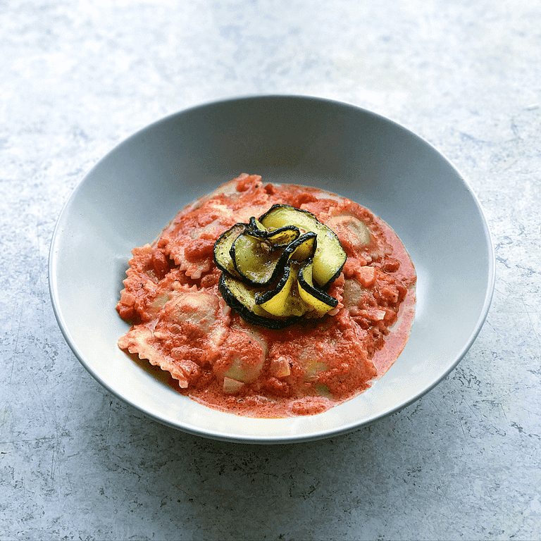 Ravioli med chili-tomatsås och stekt squash