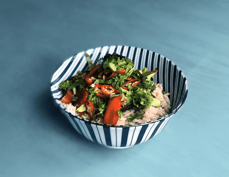 Rice-bowl med stekta grönsaker, chili och koriander