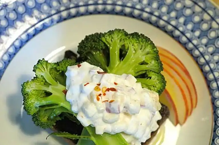 Rostat rågbröd med broccoli-äppelsallad