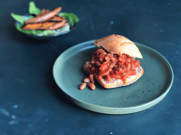 Sloppy Joes – Frallor med bönor i kryddig tomatsås och kålsallad