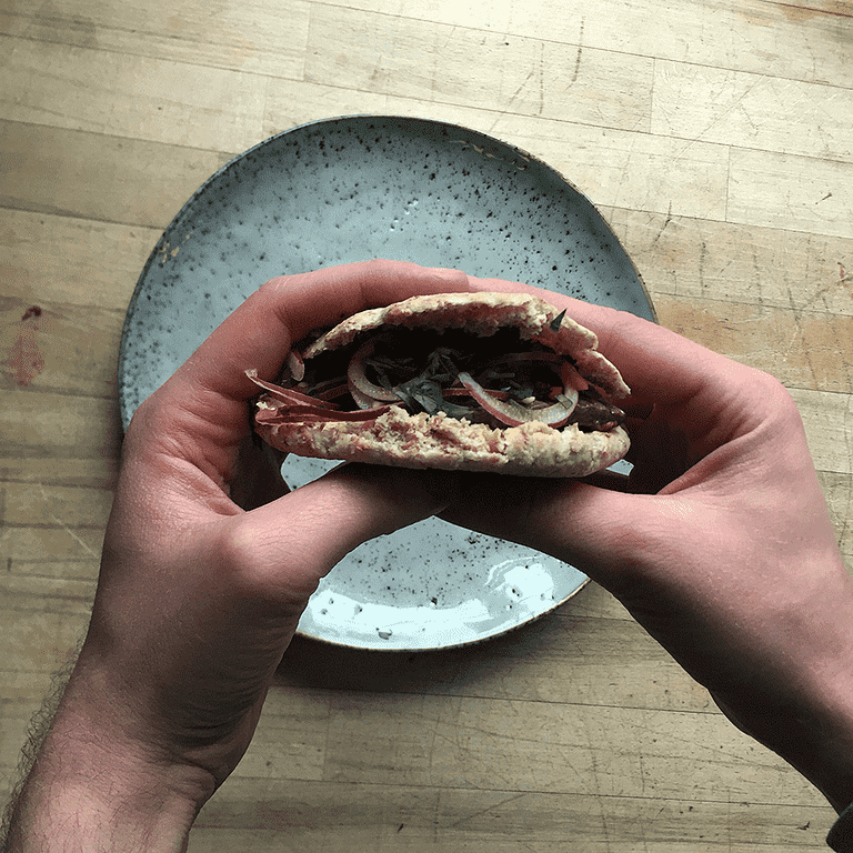 Snabbstekt kalvkött i pitabröd med hummus och löksallad