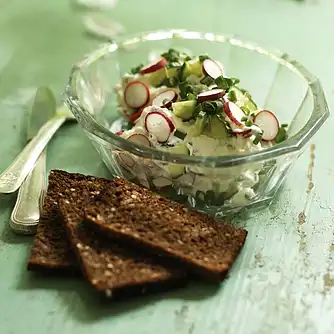 Sommarsallad med potatis och rågbröd