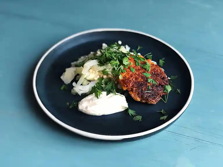 Sötpotatis-fritters med getostcreme och durra-sallad