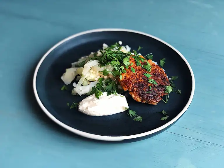 Sötpotatis-fritters med getostcreme och durra-sallad