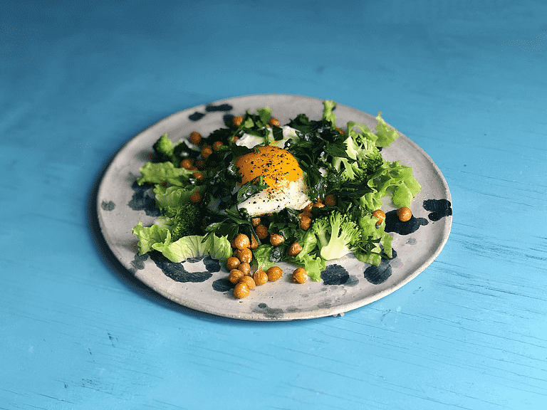 Stekt ägg med kikärtor, broccoli och persiljedressing