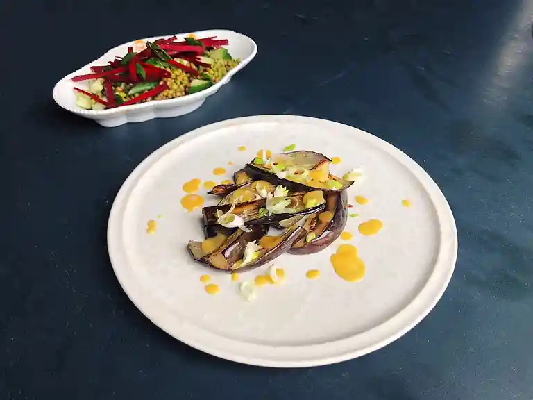 Stekt aubergine med misodressing och mungbönor med färsk vitlök