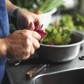 Stekt biff med bakad potatis och rotfrukter, vitlökssmör och grön sallad