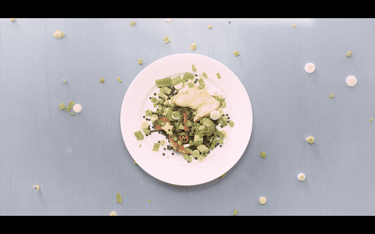 Stekt kyckling och linssallad med broccoli, avokado och grape