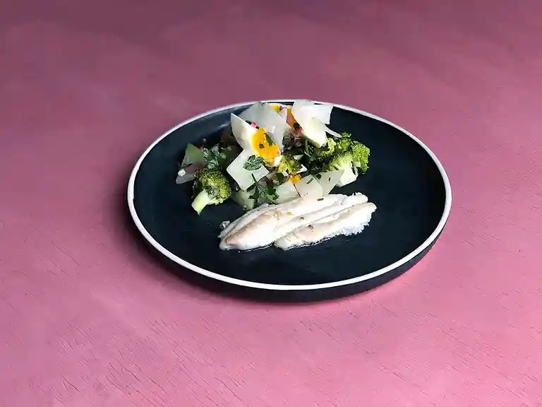 Stekt plattfisk med bönor och ägg i vinägrett med persilja och kapris