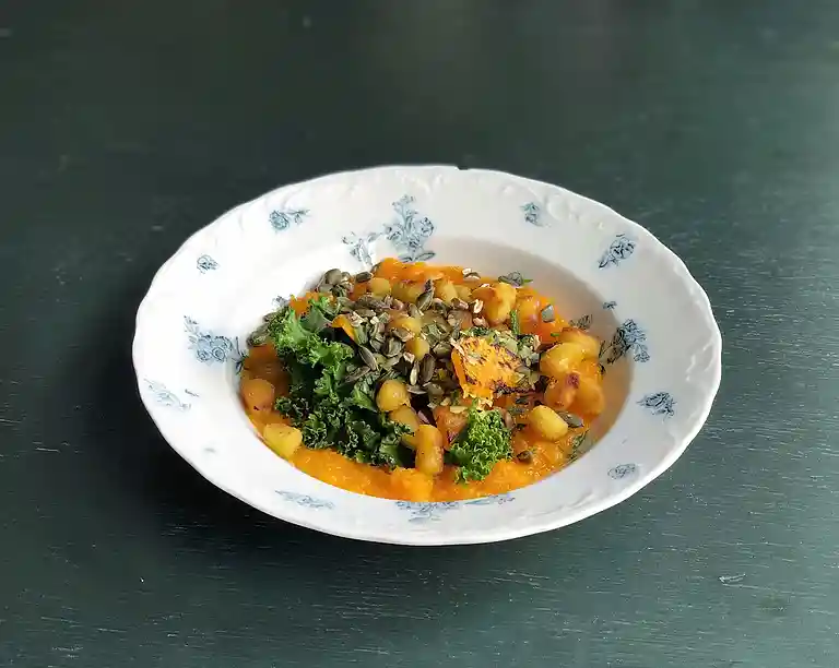 Stekt pumpa-gnocchetti med butternut, grönkål och pumpafrön