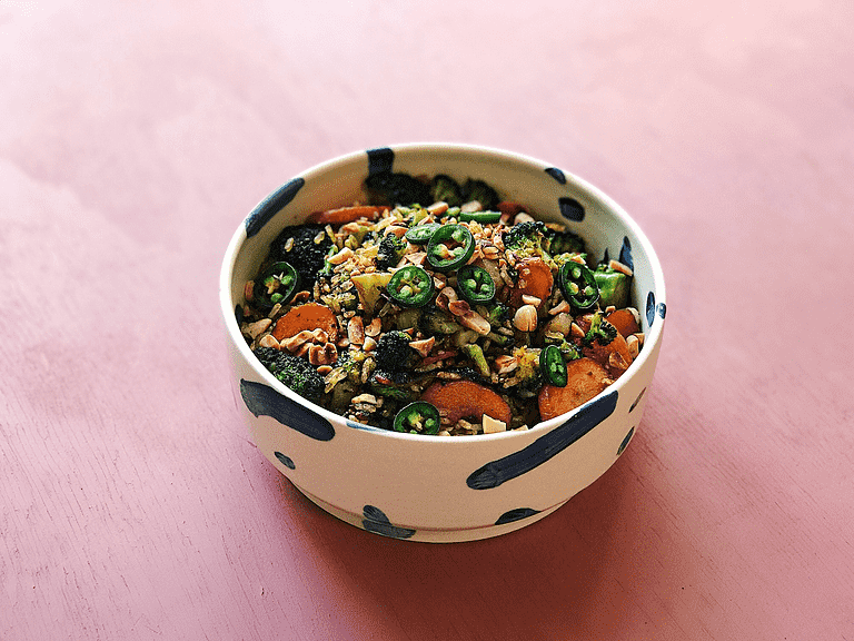 Stekt ris med broccoli, chili och jordnötter