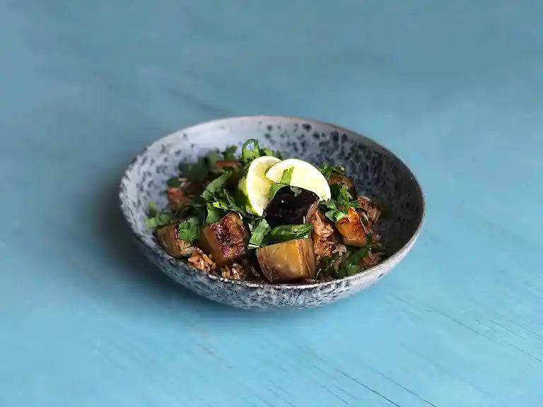 Wok med stekt ris, aubergine, skärbönor, chili och teriyaki