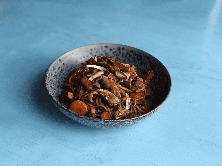 Stekt seitan-tofu med svamp, spetskål och nudlar