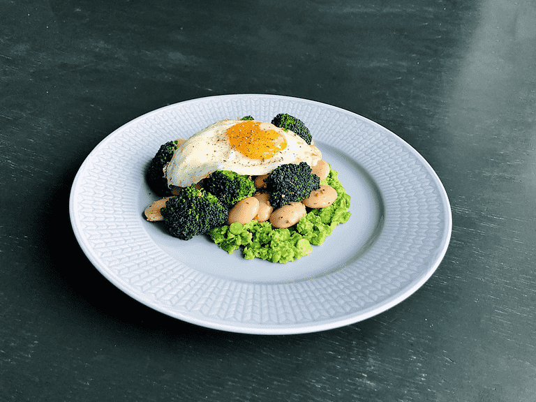 Ångkokta bönor och broccoli med ärtpuré och stekt ägg
