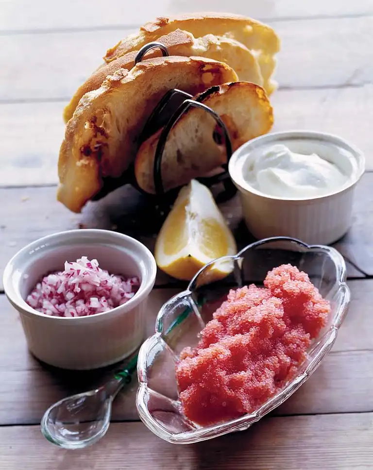Stenbitsrom med rödlök och créme fraiche