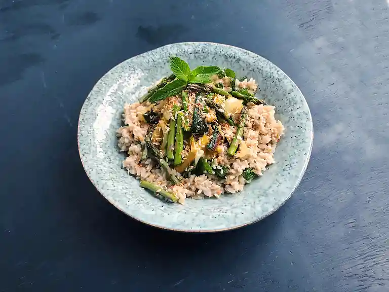 Ris med stekt sparris, squash och rostad kokos
