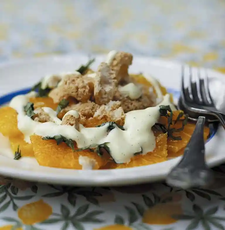 Syrlig apelsinsallad med biskvier