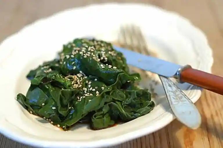 Syrlig spenatsallad med sesam