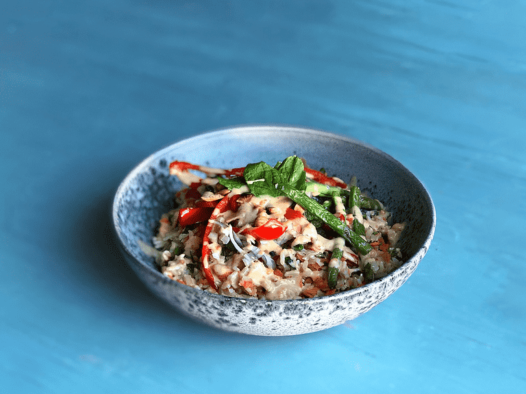 Thai-bowl med bönor, mynta och jordnötsdressing
