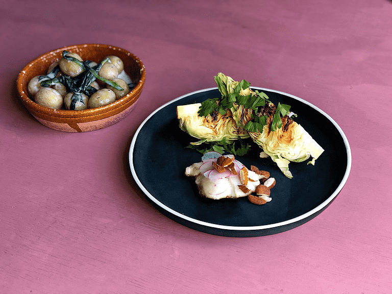 Stekt torskfisk med färskpotatis, ramslök, rostad mandel och kål