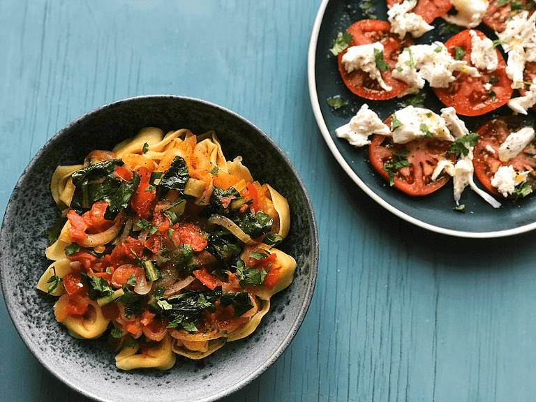 Tortellini med seitan, spenat och tomatsallad med burrata