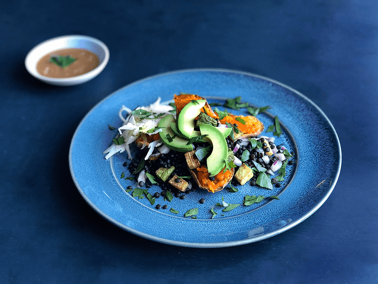 Ugnsbakad sötpotatis med linser, avokado och tahinidressing