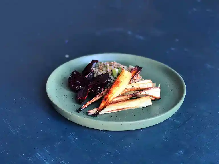 Ugnsbakade rotfrukter med pärlkorn och chilidressing