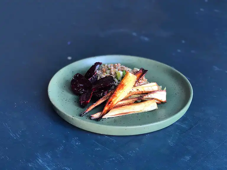 Ugnsbakade rotfrukter med pärlkorn och chilidressing
