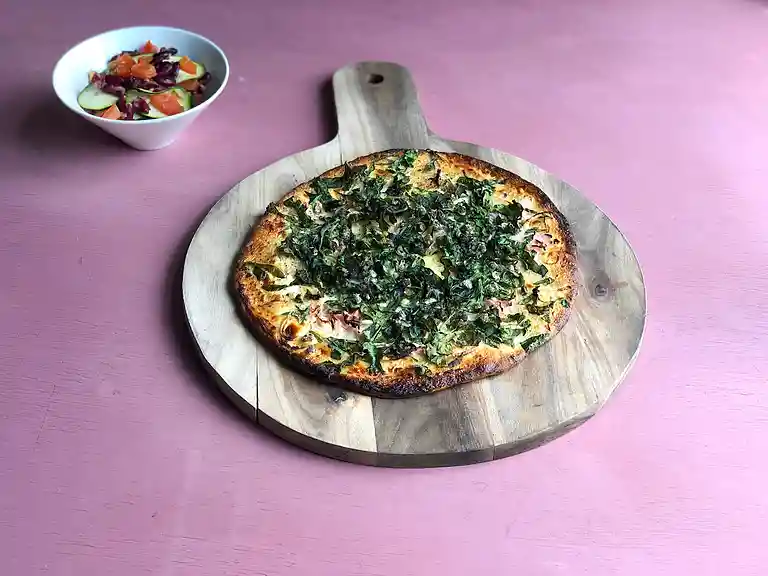 Vit lökpizza med creme fraiche, spenat och bönsallad