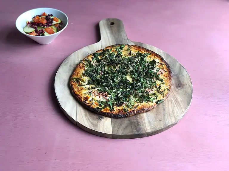 Vit lökpizza med creme fraiche, spenat och bönsallad